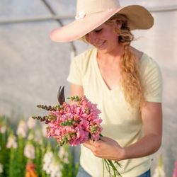 Miss Aliss Blooms: A Flower Farm - Me with my snap dragons.