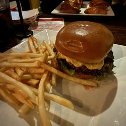 Pour Taproom - Smash burger