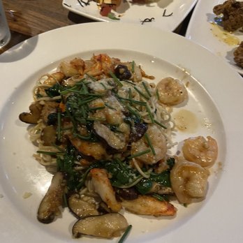 Yard House - Lobster Garlic Noodles - New American Near Me - San Jose, California