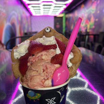 Snak X - Cinnamon Cyclops with strawberry ice cream and strawberry topping. - Ice Cream & Frozen Yogurt Near Me - San Antonio, Texas