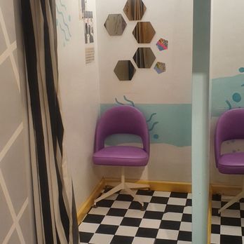 Kokorokoko - Dressing room - Used, Vintage & Consignment Near Me - Chicago, Illinois