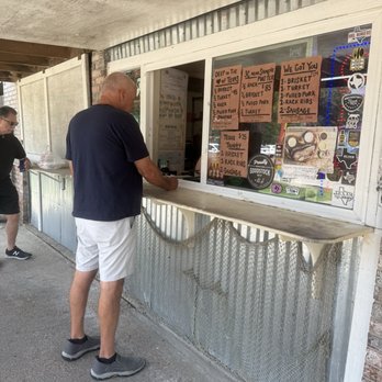 3rd Coast BBQ - Order at the window and they bring it out to you. - Barbeque Near Me - Spring, Texas