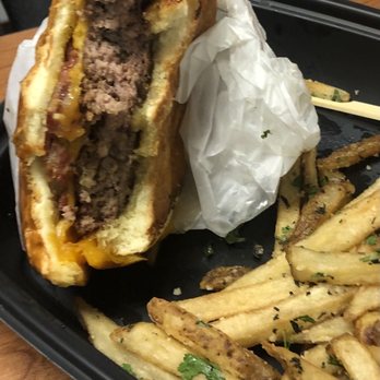 Yard House - Cheeseburger, 3.16.2021. - New American Near Me - Atlanta, Georgia Yard House - Cheeseburger, 3.16.2021. - New American Near Me - Atlanta, Georgia
