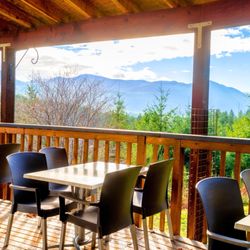 The Ridge Roadhouse Pub & Restaurant - Outdoor patio area