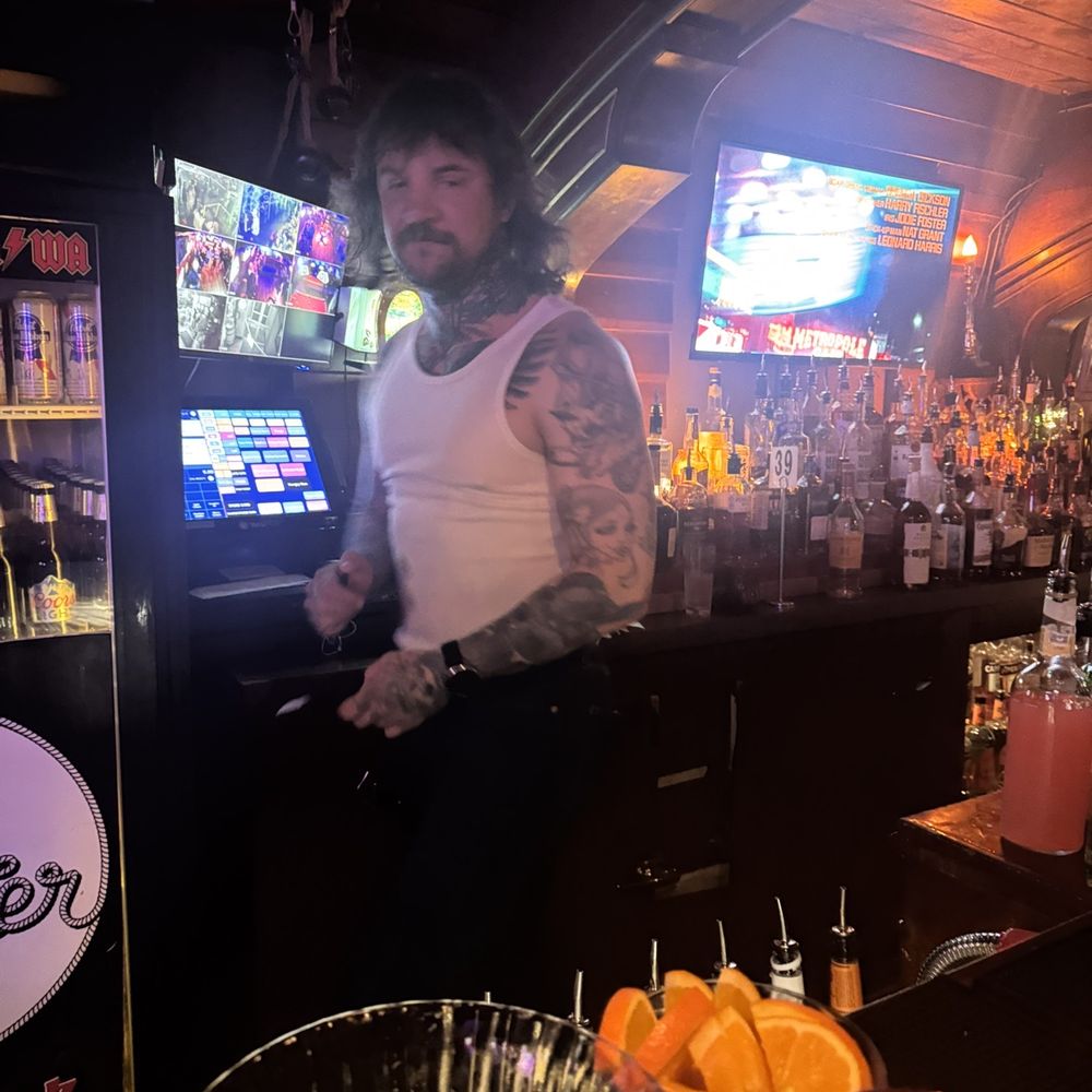Does anyone know this guys name? He gave exceptional service and I want to shout him out! Does anyone know this guys name? He gave exceptional service and I want to shout him out!