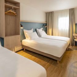 Hotel Carline - One Queen and One Single Bed