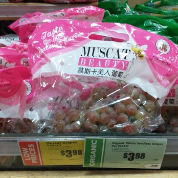 H-E-B - Muscat grapes from Chile are incredibly delicious with flavor of lychee. - Grocery Near Me - Houston, Texas H-E-B - Muscat grapes from Chile are incredibly delicious with flavor of lychee. - Grocery Near Me - Houston, Texas