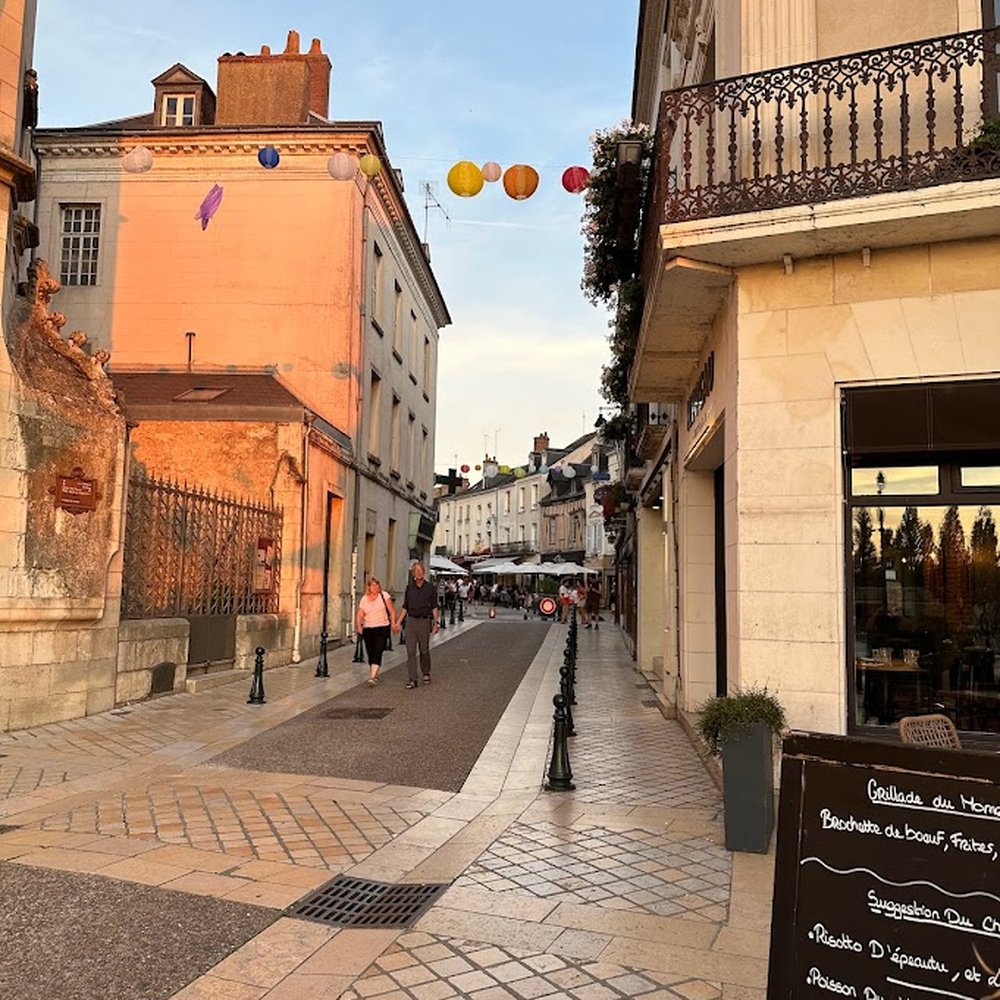 Chez Hippeau - Sunset over the city streets from the patio - Cafes Near Me - Amboise, 37 Chez Hippeau - Sunset over the city streets from the patio - Cafes Near Me - Amboise, 37