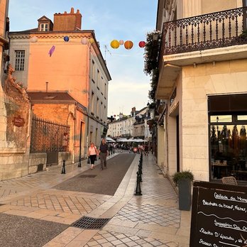 Chez Hippeau - Sunset over the city streets from the patio - Cafes Near Me - Amboise, 37 Chez Hippeau - Sunset over the city streets from the patio - Cafes Near Me - Amboise, 37