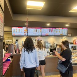 Dunkin' - Crowd waiting for the Dunkin