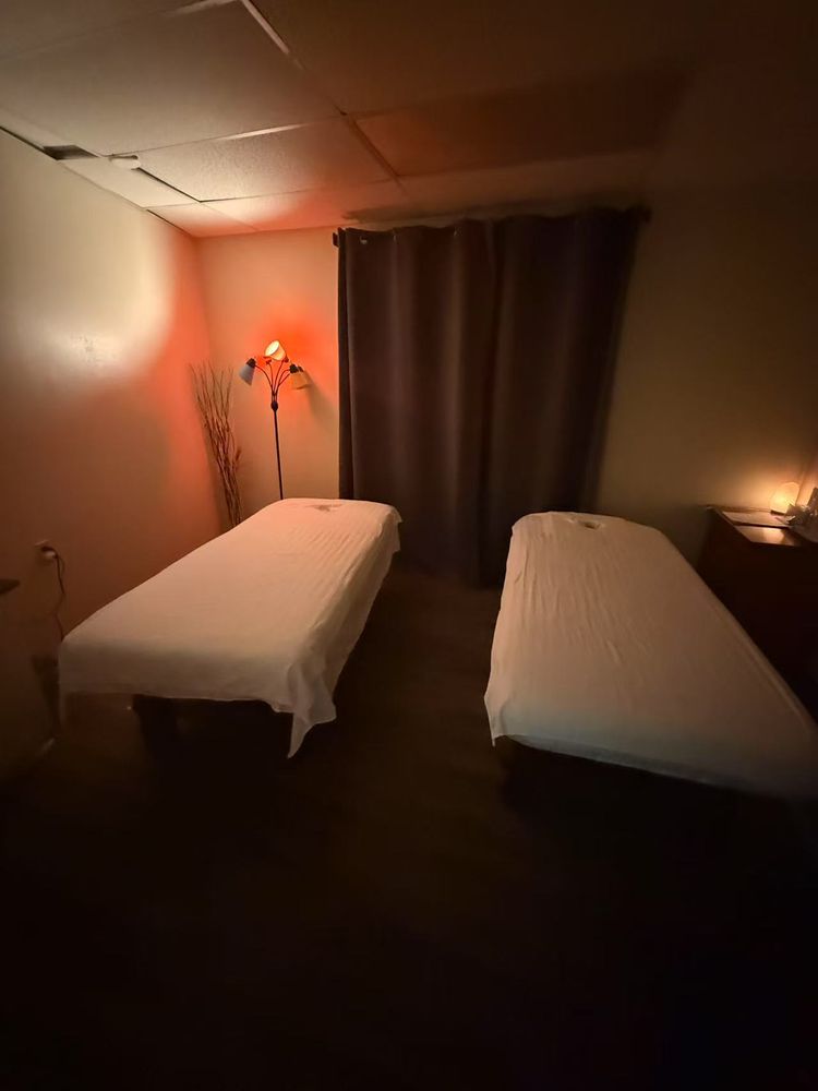 Lucky Health Massage Logo