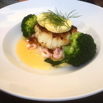 Montmartre - Light salt cured cod, horse radish butter, prawns, broccoli, fresh Spring potatoes - Pizza Near Me - Karlskrona, K