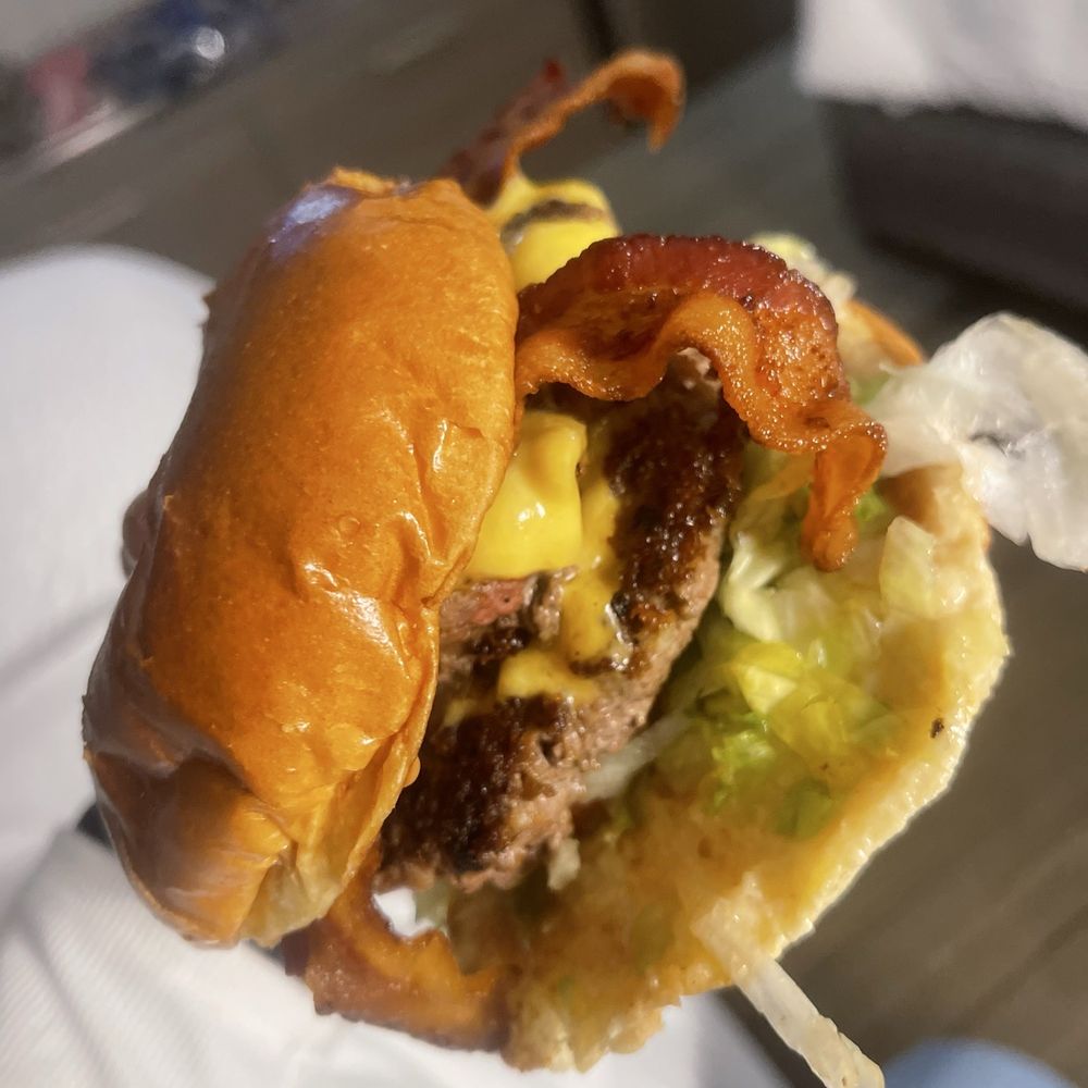 Bubba's Bacon Cheeseburger*