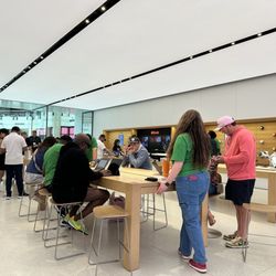 Apple The Woodlands - Inside Store