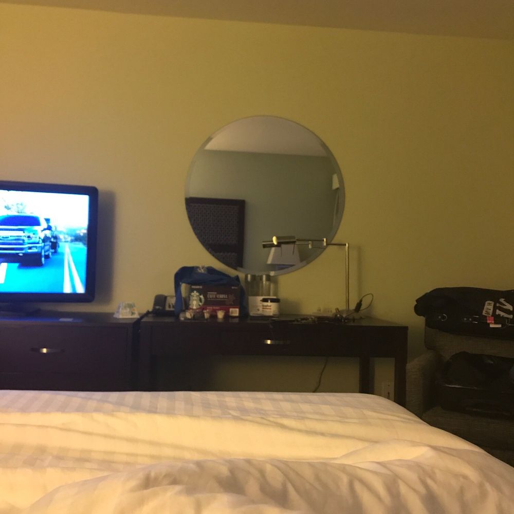 Maple Tree Inn - Nice desk space and morning mirror. - Hotels Near Me - Sunnyvale, California Maple Tree Inn - Nice desk space and morning mirror. - Hotels Near Me - Sunnyvale, California