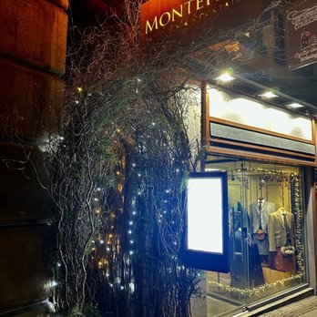 Monteiths - Entrance through the close - Wine Bars Near Me - Edinburgh, EDH