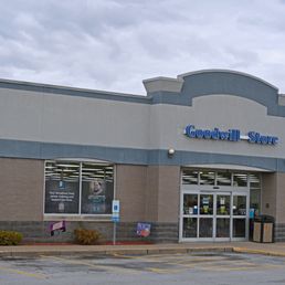 Exterior photo of Goodwill Store - Davenport, Iowa Exterior photo of Goodwill Store - Davenport, Iowa