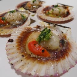 Taverna Guila - Zamburiñas a la plancha ( verdaderamente el nombre de este marisco es Volandeiras, pero todo el mundo lo conoce como Zamburiñas)