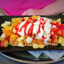 Eiscafe Dolomiti - Waffel mit Eis & Früchten