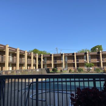 Bluegrass Inn - An external view of the motel. Pool is closed for the season. - Hotels Near Me - Frankfort, Kentucky Bluegrass Inn - An external view of the motel. Pool is closed for the season. - Hotels Near Me - Frankfort, Kentucky