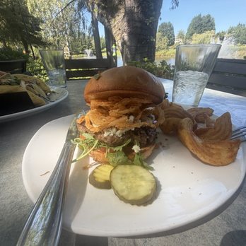 Murrayhill Taphouse - Taphouse Burger - Beer Bar Near Me - Beaverton, Oregon