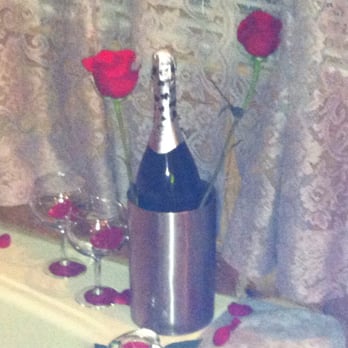 Cathys Cottages - Romantic package .... Beautiful arrangement - Hotels Near Me - Big Bear City, California