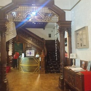 HI Sacramento Hostel - Walkway when you walk in door. - Hostels Near Me - Sacramento, California