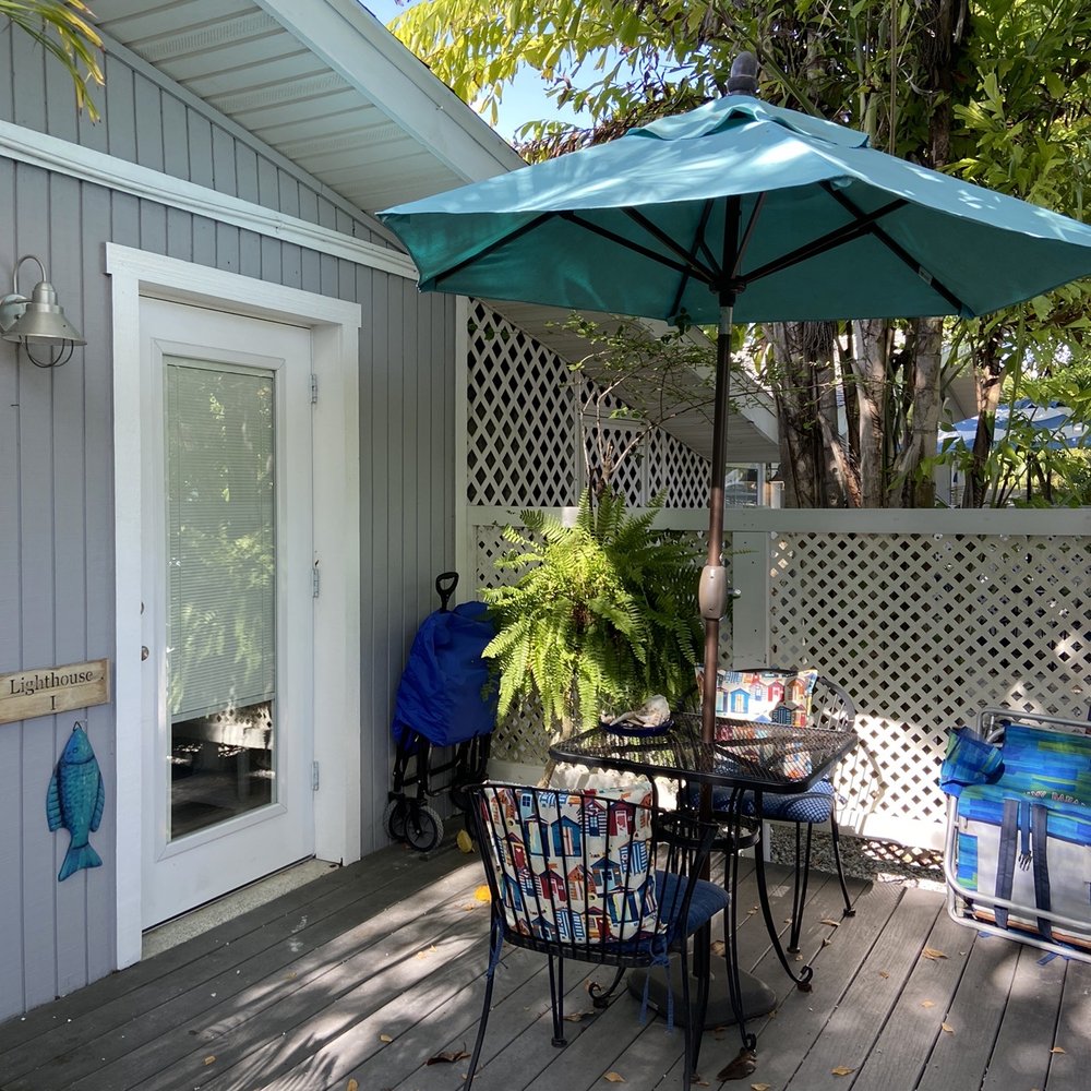 Tarpon Tale Inn - Outdoor patio - Hotels Near Me - Sanibel, Florida Tarpon Tale Inn - Outdoor patio - Hotels Near Me - Sanibel, Florida