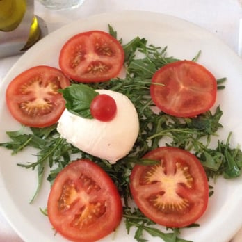 La Divina Commedia - Entrée  mozarella  avec tomates et salade délicieuse. - Italian Near Me - Paris, 75