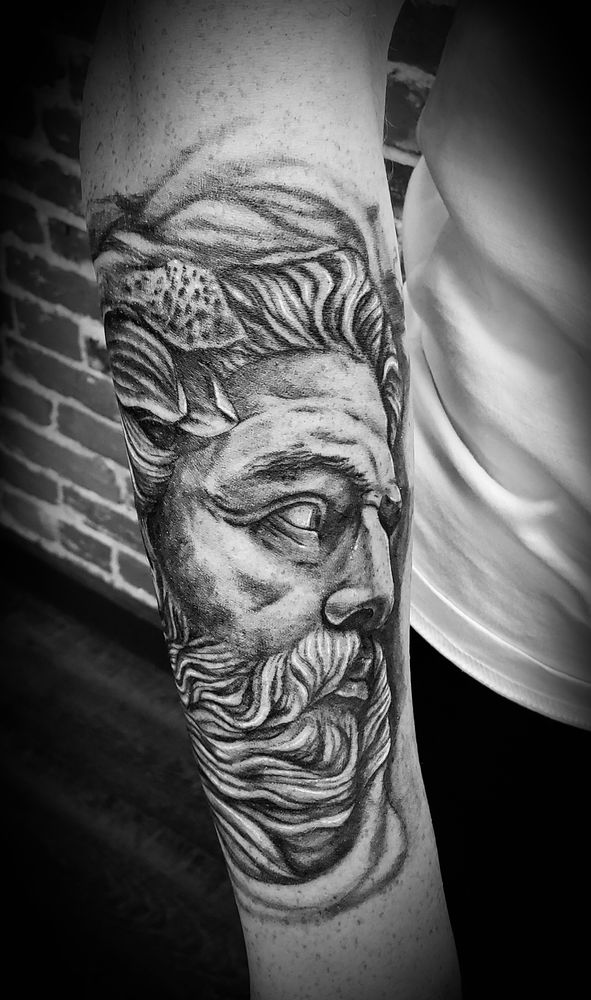 Ivy Tattoo Studio Logo