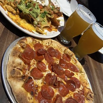 Yard House - Pizza & Chicken Nachos Happy Hour - New American Near Me - Northridge, California