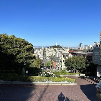 Lombard Street - Landmarks & Historical Buildings Near Me - San Francisco, California