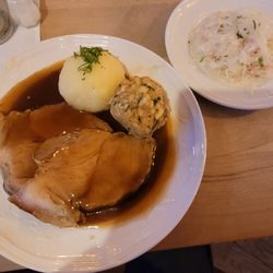 Wirtshaus Zum Isartal - Schweinebraten mit zweierlei Knödel und Speckkrautsalat