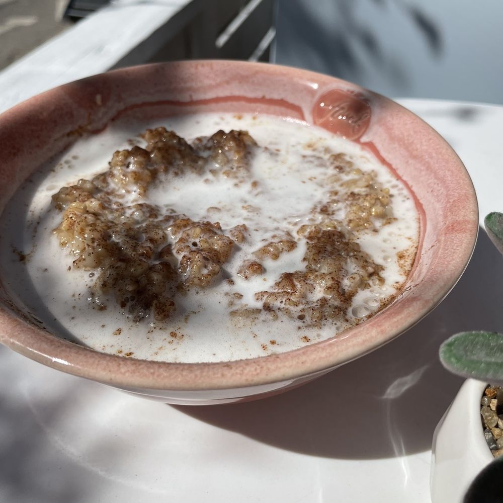 Oatmeal with cinnamon, honey and steam milk Oatmeal with cinnamon, honey and steam milk