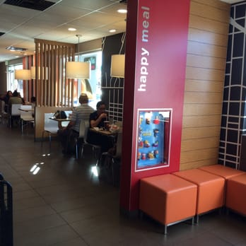 McDonalds - Plenty of booths and even a waiting area with upholstered benches - Fast Food Near Me - Bakersfield, California