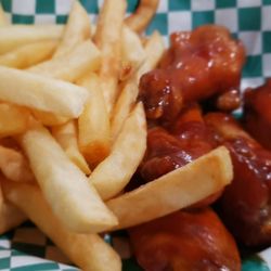 Uncle App's - Honey bbq wings and fries