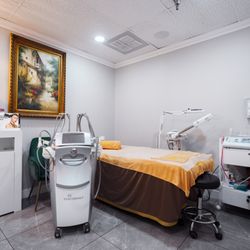 Deluxe Med Spa & Wellness - Venus machine