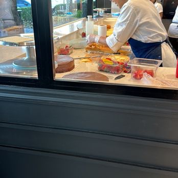 Paris Baguette - Bakers assembling cakes - Bakeries Near Me - Delray Beach, Florida Paris Baguette - Bakers assembling cakes - Bakeries Near Me - Delray Beach, Florida