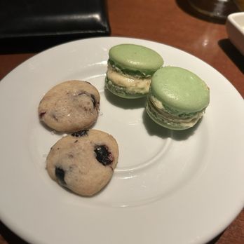 Different Pointe of View - Key lime macarons and blueberry cookies - New American Near Me - Phoenix, Arizona Different Pointe of View - Key lime macarons and blueberry cookies - New American Near Me - Phoenix, Arizona