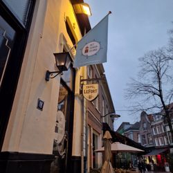 Het Schiereiland  - De ingang van ons monumentale pand