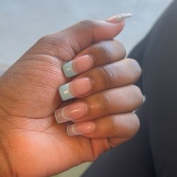 Posh Nail Bar - French tip with design