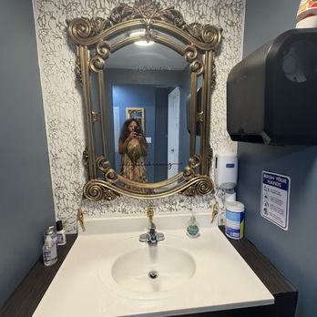 My Mama's Kitchen - Beautiful bathroom - Barbeque Near Me - Norfolk, Virginia My Mama's Kitchen - Beautiful bathroom - Barbeque Near Me - Norfolk, Virginia