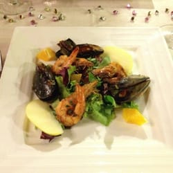 Mil Sabores - Mixed greens with prawns, muscles, and fresh fruit