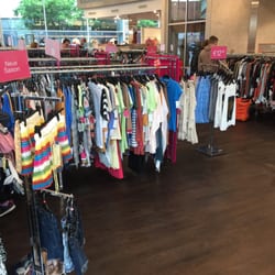 Tk Maxx - Blick ins Klamottensammelsurium.