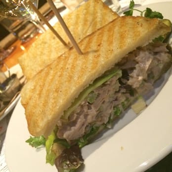 Simmzy's Restaurant Long Beach - Delicious olive oil poached ahi tuna sandwich - Gastropubs Near Me - Long Beach, California