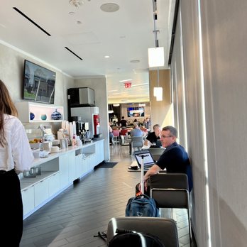 Admirals Club - Airport Lounges Near Me - Houston, Texas