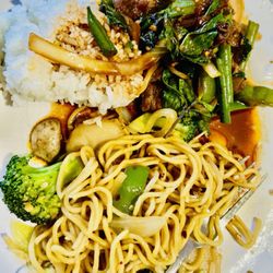 Thai Cafe - Thai basil and vegetable chow mein