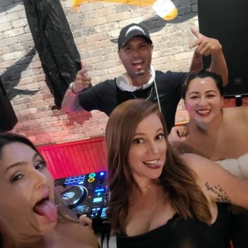 Dj Erik Niles - Hennesey's Tavern Costa Mesa house music night. - DJs Near Me