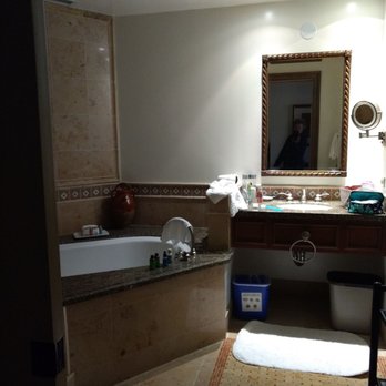 Harbor View Inn - Bathroom - Hotels Near Me - Santa Barbara, California Harbor View Inn - Bathroom - Hotels Near Me - Santa Barbara, California