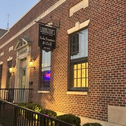 Livingston's Soda Fountain and Grill - The exterior - So cute!